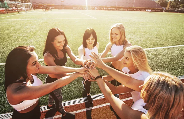 六妇女在体育场投入手 小组年轻运动的人庆祝给朋友高五 举起的手 问候的手势 好奖学金胜利 — 图库照片