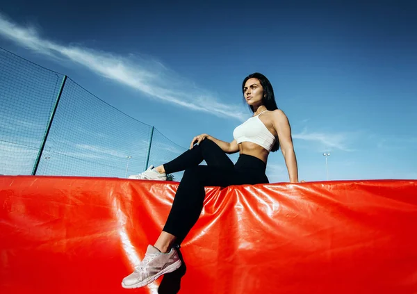 Mujer Atleta Descanso Después Salto Poste Sentarse Después Del Ejercicio — Foto de Stock