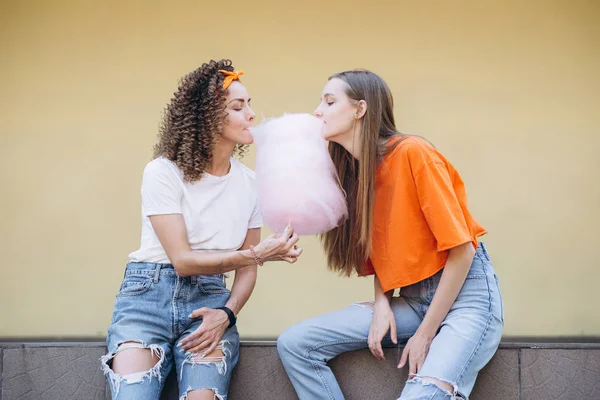 Mujeres Jóvenes Felices Divirtiéndose Comiendo Algodón Azúcar —  Fotos de Stock