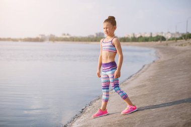 Sevimli Genç kız ayakta sahil çalıştırdıktan sonra