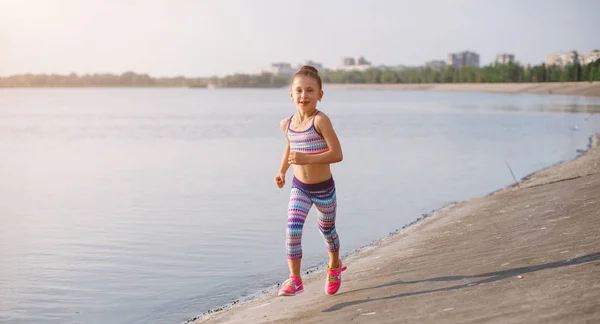 年轻的运动女孩在她早上锻炼附近河 — 图库照片