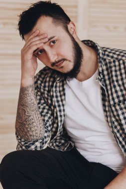 Dövmeli beden ile acımasız yakışıklı adam