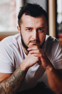 Dövmeli beden ile acımasız yakışıklı adam