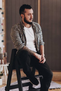 Kareli gömlekli sakallı yakışıklı