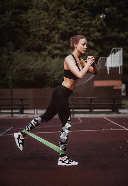 Junge Sportliche Frau Macht Übungen Mit Gummiband Freien — Stockfoto