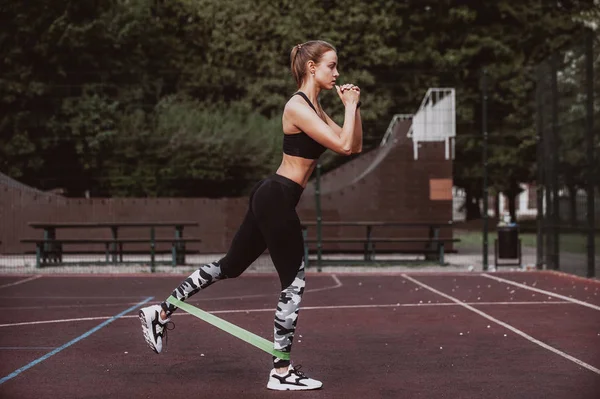 Genç Sportif Kadın Lastik Bantla Dışarıda Egzersiz Yapıyor — Stok fotoğraf