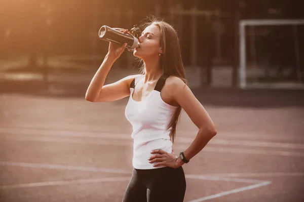 Joven Hermosa Mujer Beber Agua Verano Verde Parque —  Fotos de Stock