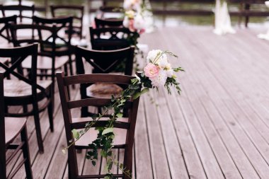 Giden düğün töreni. Dekor Studio. yeşil çim üzerinde kahverengi ahşap sandalyeler. Düğün bayram arch. Konuklar için beyaz koltuklar