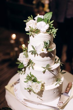 güzel düğün pastası, beyaz pasta düğün dekorasyonu
