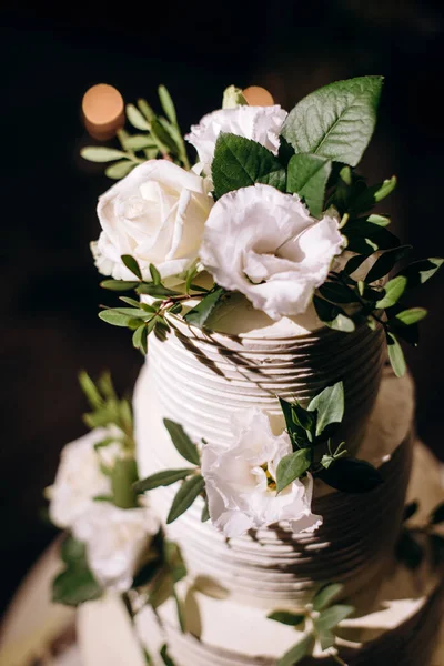 beautiful wedding cake, white cake wedding decoration