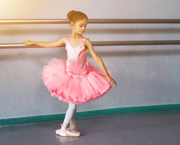 Pequena Bailarina Está Treinar Para Dançar Sala Aula Bailarina Está — Fotografia de Stock