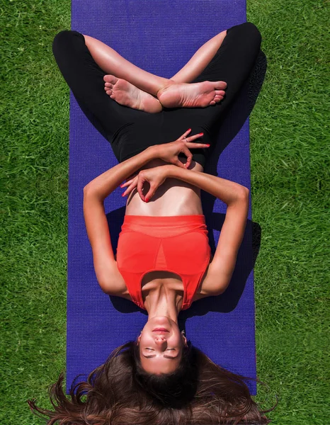 Chica Deportiva Haciendo Yoga Una Esterilla Yoga Vista Superior — Foto de Stock