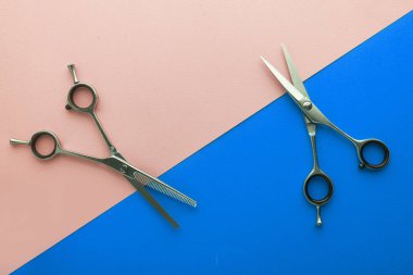 Profesyonel kuaför araçları renkli arka plan üzerinde