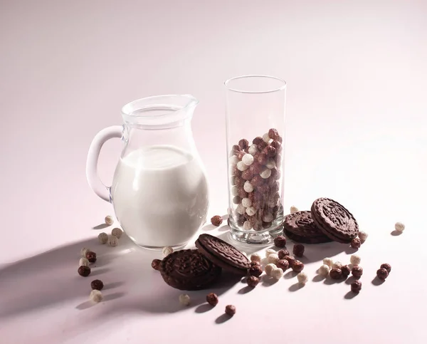 Snabbt Hälsosam Frukost Chokladbollar Mjölk Tillbringare Och Cookies Vit Bakgrund — Stockfoto
