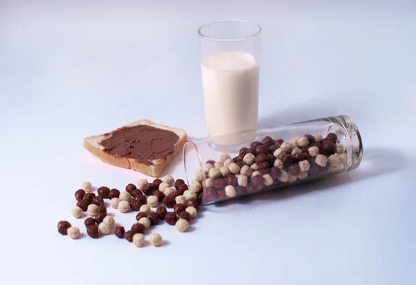 巧克力谷类球和面包与坚果浆糊查出在白色 — 图库照片