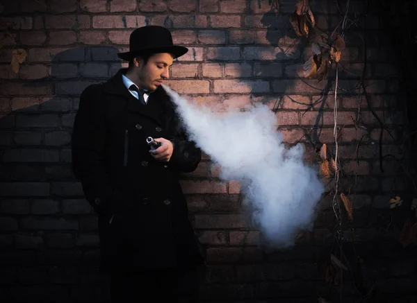 Hipster Jovem Homem Fuma Vaping Cigarro Eletrônico Homem Usando Uma — Fotografia de Stock