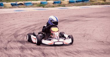 Yarışma sırasında go-kart'ta çocuk sürücüleri yolda