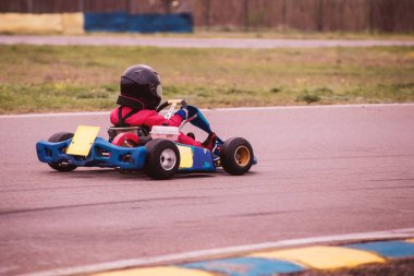 Yarışma sırasında go-kart'ta çocuk sürücüleri yolda