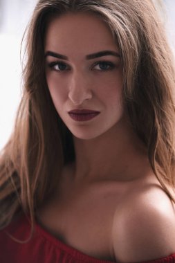 Güzel genç kadının yüzünün yakın portresi