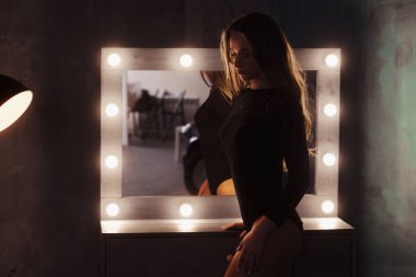 Aynaya bakan güzel bir genç kadının portresi.