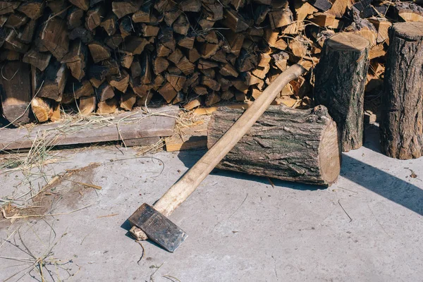 Ax w tle drewna opałowego. Miejsce wycinania drewna opałowego — Zdjęcie stockowe