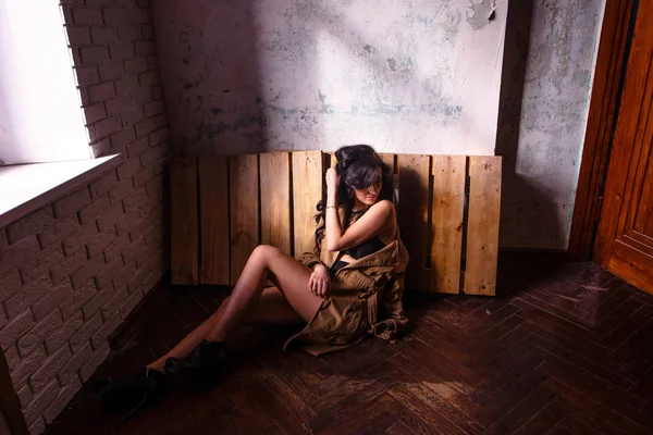 Piękne dopasowanie sexy topless kobieta siedzi na drewnianej podłodze — Zdjęcie stockowe