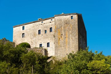 Kemer ortaçağ köyü Balazuc der Ardèche içinde büyük eski taş ev