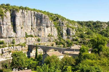 Eski köprünün diğer tarafında Balazuc, Ardèche güzel manzara panoramik manzaralı