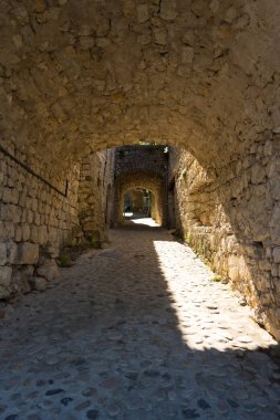 Arnavut kaldırımlı lane, kemerler ve ortaçağ köyü Balazuc üzerinde Ardèche içinde doğal taş köprüler