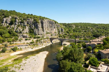 Balazuc, Güney Fransa'da eski köprüde ile nehir Ardèche panoramik manzaralı