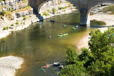 Ardèche yakınındaki Balazuc eski köprünün altında Nehri üzerinde canoeists