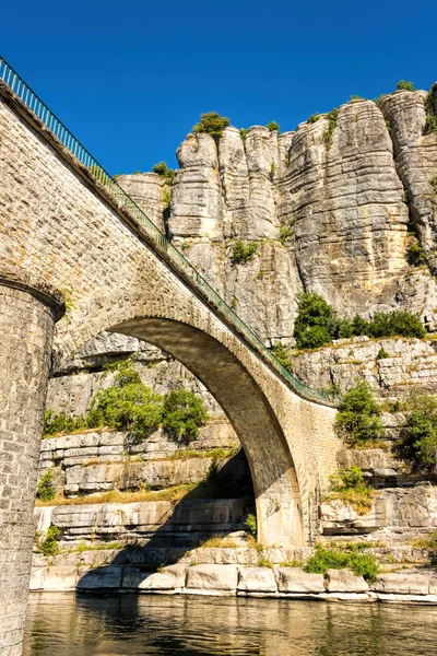 Puente Arco Canasta Vieja Sobre Río Ardeche Hasta Pequeño Pueblo —  Fotos de Stock