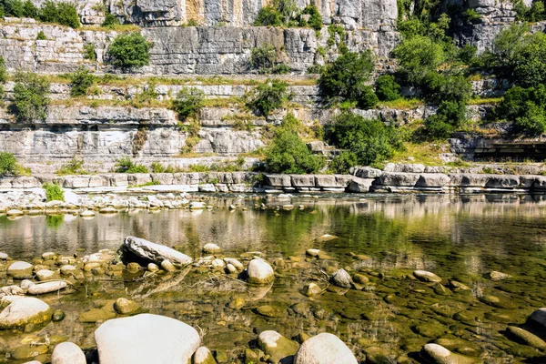 小さな村 Balazuc の近くの岩が多い峡谷に囲まれたアルデーシュ川の土手 — ストック写真