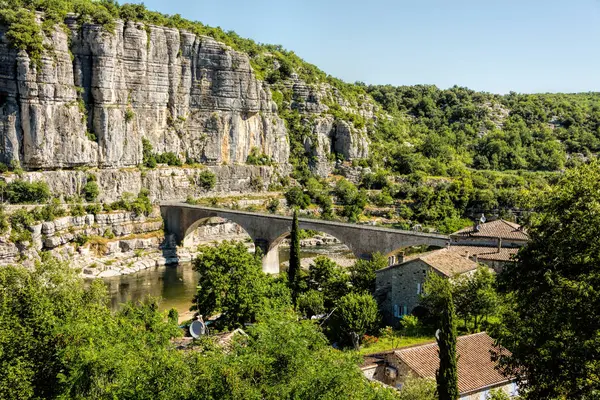 Panoramisch Uitzicht Oude Brug Ardeche Balazuc Prachtige Landschap — Stockfoto