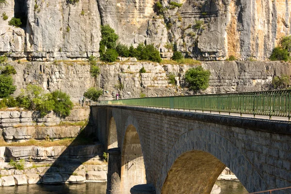 Oude Mand Boogbrug Rivier Ardeche Naar Het Kleine Dorpje Balazuc — Stockfoto