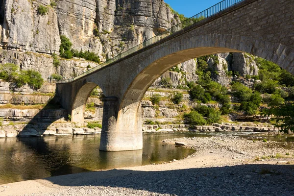 Vecchio Ponte Arco Cesto Sul Fiume Ardeche Piccolo Villaggio Balazuc — Foto Stock