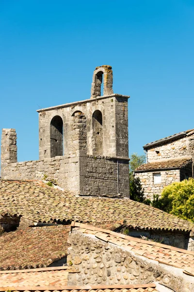 Vista Los Restos Una Pequeña Iglesia Tejados Pueblo Medieval Balazuc — Foto de Stock