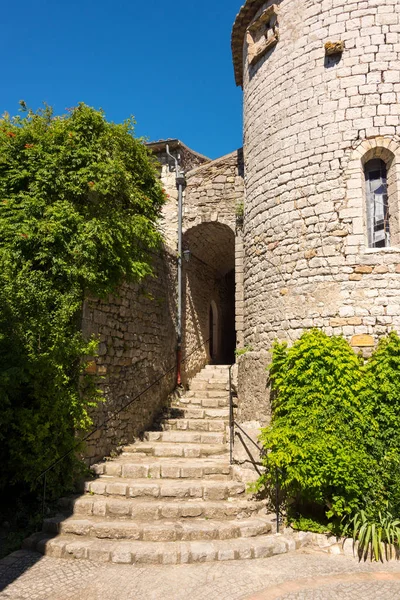 Wejście Schodami Stara Kamienna Wieża Średniowiecznej Wiosce Balazuc — Zdjęcie stockowe