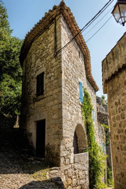 Labeaume Fransa'da köyde iki küçük sokaklar ortasında çok küçük ve eski ev