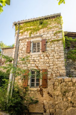 Eski ortaçağ köyü Labeaume Fransa eski bir evde arka yüzü