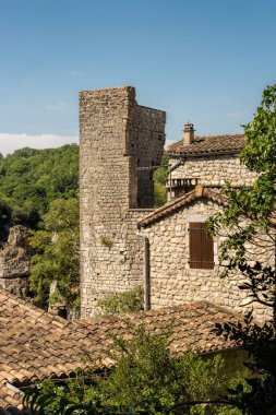Çok eski bir taş ev Fransız ortaçağ köyü Labeaume, Ardèche yakınındaki eski duvar kalır