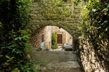 Eski Fransız köyü Labeaume, Güney Fransa'da bir taş kemerli ve Arnavut kaldırımı merdiven aracılığıyla görüntülemek