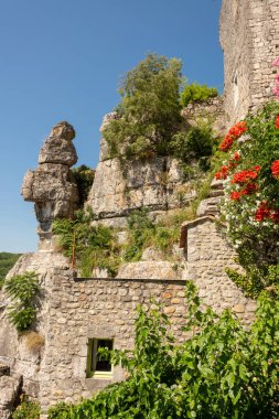 Büyük bir rock ve Fransız toplum Labeaume, Ardèche içinde eski evleri muhteşem manzarası