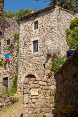 Eski tarihi köy Labeaume Nehri Ardèche Fransa üzerinde eski bir taş ev görünümünü