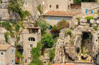 Doğal taş Labeaume Fransa, kaya duvarları ve Ardèche gorges üzerine kurulmuş köyün eski evler