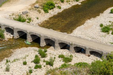 Ardèche yakınındaki ortaçağ köyü Labeaume Fransa üzerinden eski taş köprü görünümü andan itibaren görüntülemek