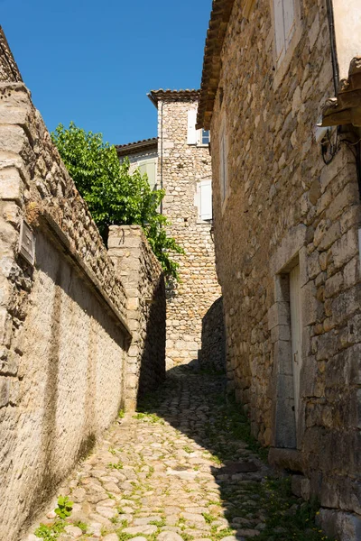 Largo Callejón Empedrado Entre Las Casas Antiguo Pueblo Medieval Labeaume —  Fotos de Stock