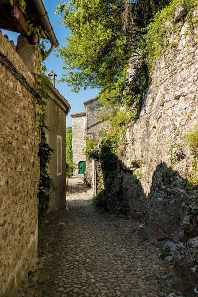 Largo Callejón Empedrado Entre Las Casas Antiguo Pueblo Medieval Labeaume —  Fotos de Stock