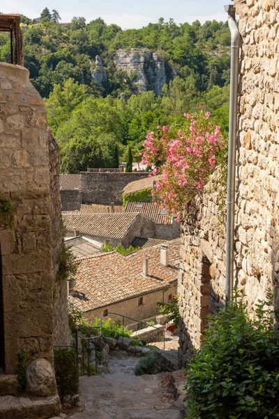 Hermosa Vista Entre Las Casas Los Tejados Del Antiguo Pueblo —  Fotos de Stock