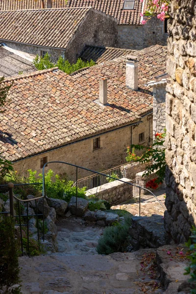 Eski Fransız köyünde Labeaume Ardèche Fransa nehrinde Arnavut kaldırımlı yolda için merdivenlerden görüntülemek